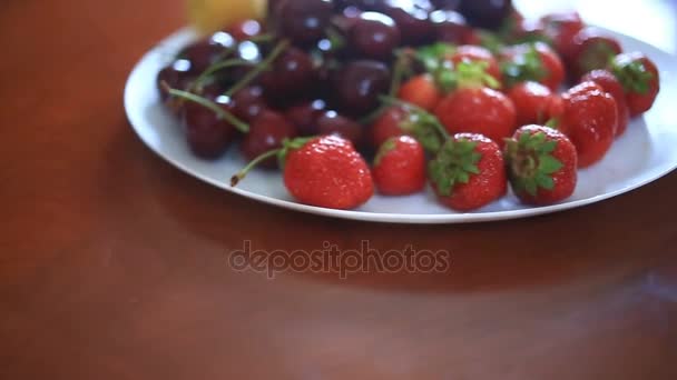 Plato con cerezas y fresas de cerca — Vídeos de Stock