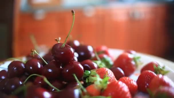 Schotel met kersen en aardbeien close-up — Stockvideo