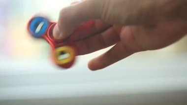 Çok renkli, Kırmızı-Sarı-Mavi el spinner veya üzerinde dönen fidgeting spinner el mans.