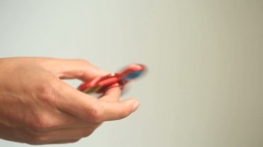 Çok renkli, Kırmızı-Sarı-Mavi el spinner veya üzerinde dönen fidgeting spinner el mans.