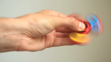 Çok renkli, Kırmızı-Sarı-Mavi el spinner veya üzerinde dönen fidgeting spinner el mans.