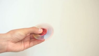 Çok renkli, Kırmızı-Sarı-Mavi el spinner veya üzerinde dönen fidgeting spinner el mans.