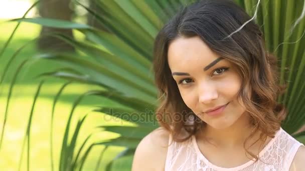 Hermosa chica morena joven con ojos marrones linda sonriendo y mirando a la cámara — Vídeos de Stock