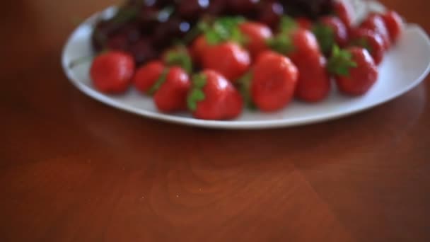 Skålen med körsbär och jordgubbar närbild — Stockvideo