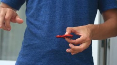 Çok renkli, Kırmızı-Sarı-Mavi el spinner veya üzerinde dönen fidgeting spinner el mans.