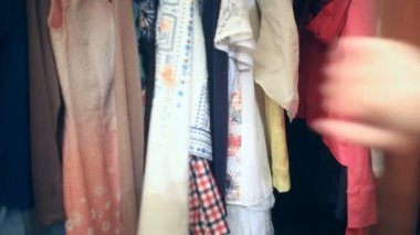 Kadın gardırop içinde saklanıyor. Onu buldular, o korkmuş ve çığlık atıyor. Alan kopyalama