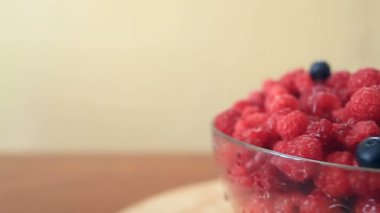 Yaban mersini, ahududu ve çilek yakın çekim ile çanak