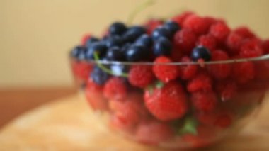 Yaban mersini, ahududu ve çilek yakın çekim ile çanak