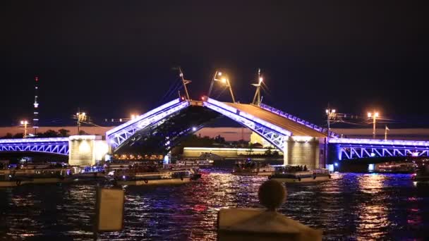 Регулируемый мост. Лодки плывут вдоль реки после развода моста ночью — стоковое видео