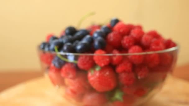 Gericht mit Blaubeeren, Himbeeren und Erdbeeren aus nächster Nähe — Stockvideo