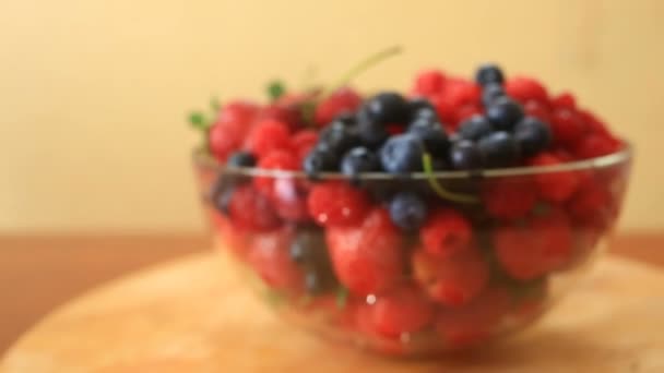 Plato con arándanos, frambuesas y fresas de cerca — Vídeo de stock