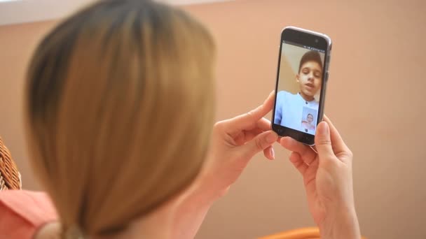 Eine Frau führt Videochat mit einem Kind auf einem Smartphone — Stockvideo