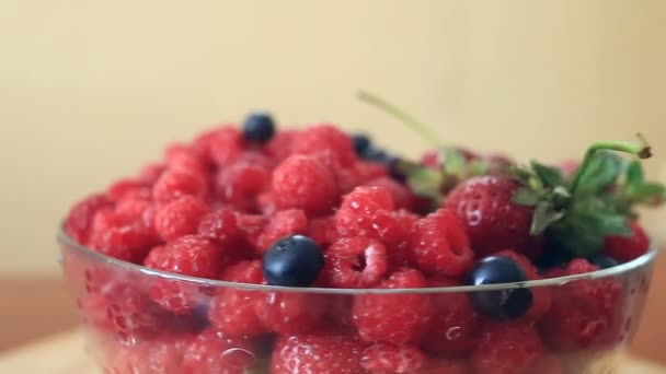 Plato con arándanos, frambuesas y fresas de cerca — Vídeos de Stock