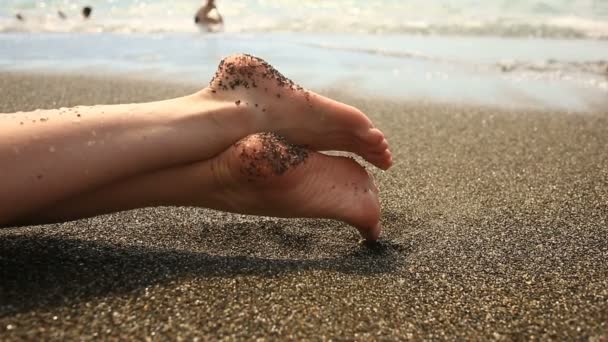 Foot women on the beach next to the surf line, sea view — Stock Video