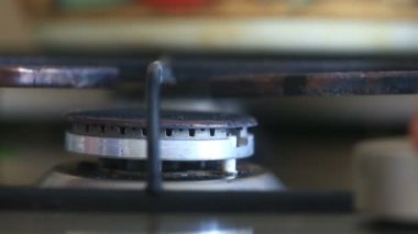 Gaz sobası tutuşuyor alevi. yakın çekim