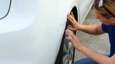 hasarlı araç arıyorum. Kadın sarışın araba hasar bir kazadan sonra inceler.