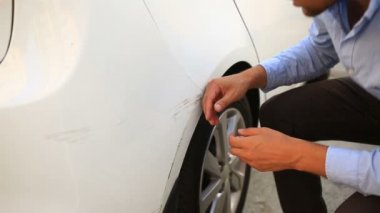 hasarlı araç arıyorum. adam araba hasar bir kazadan sonra inceler.