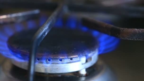 La llama encendida de la estufa de gas. primer plano — Vídeos de Stock