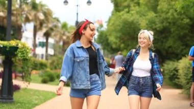İki kız arkadaşım şehri sokak yürüyüş yapın ve bir milkshake tek kullanımlık bir bardak içki