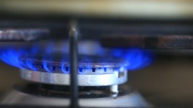 Gaz sobası tutuşuyor alevi. yakın çekim