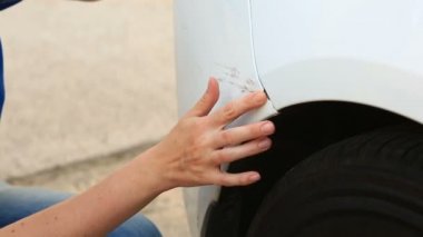 hasarlı araç arıyorum. Kadın sarışın araba hasar bir kazadan sonra inceler.