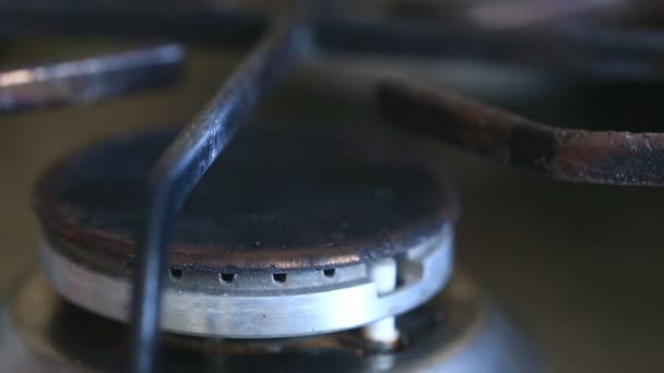 A chama acesa do fogão a gás. close-up — Vídeo de Stock