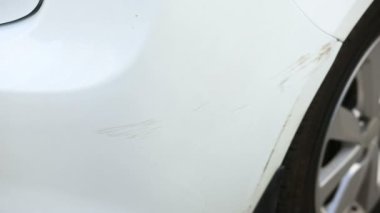 hasarlı araç arıyorum. adam araba hasar bir kazadan sonra inceler.