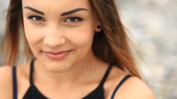 smotret-video-bryunetku-na-glazah-kak-razrabotay-anal