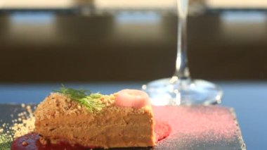 Bir fincan gurme restoranı. yakın çekim. Ördek pate.