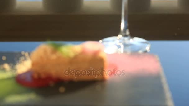 Un plat d'un restaurant gastronomique. Gros plan. Pâté de canard .