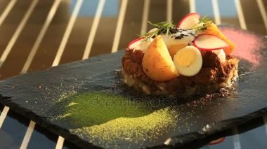 Gurme restoranda yemekler. Yakın çekim. Forshmak yumurta haşlanmış yumurta, bıldırcın yumurtası ve sebze ile.