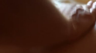 Birisi onun iyi Venüs gamzeleri görünür nerede kızlar arkasında petrol masaj için dökülen.