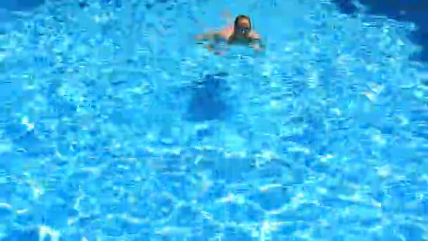 Hezká blondýnka se těší vody v bazénu. Pohled shora — Stock video