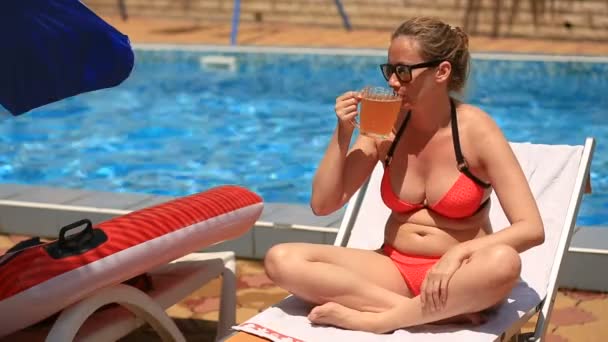 Sarhoş göbekli kadın bikini ve havuz kenarında bira içme güneş gözlüğü — Stok video