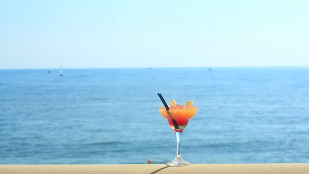 Cocktail på strand, blått hav och himmel bakgrund — Stockvideo