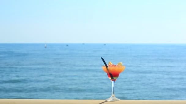 Cocktail na praia, mar azul e céu fundo — Vídeo de Stock