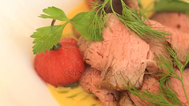 Ein Gericht aus einem Gourmetrestaurant. Nahaufnahme. Schweinefleisch mit Gemüse. Restaurant am Meer — Stockvideo