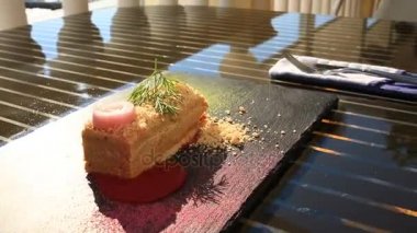 Bir fincan gurme restoranı. yakın çekim. Ördek pate.