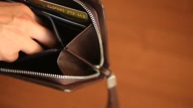 adam ona boş cüzdan gösterir. İflas. İflas - boş bir cüzdan tutan kişi. boş cüzdan bakarak holding iş kadını. Yoksulluk kavramı.