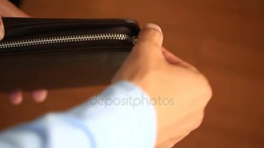 Bir çanta ile dolar Mens ellerini tutun