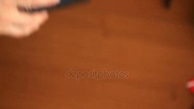 Dolar para klibi ise bir kadın el ele tutuşur