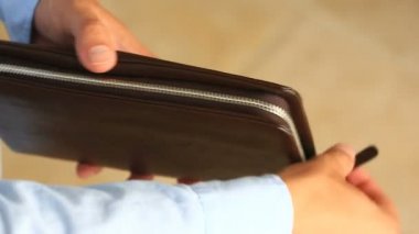 Bir çanta ile dolar Mens ellerini tutun