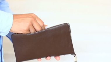 Bir çanta ile dolar Mens ellerini tutun