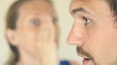 Kadın fısıldıyor kulak gizli mans. Şaşırttı ve gülümseyen hes. Profil sahibi bir adam yakın çekim. Kadının yüzü bulanık
