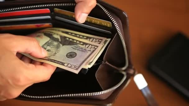 Mens τα χέρια κρατούν ένα πορτοφόλι με δολάρια — Αρχείο Βίντεο