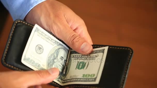 Manos de hombre sostienen un clip de dinero con dólares — Vídeo de stock