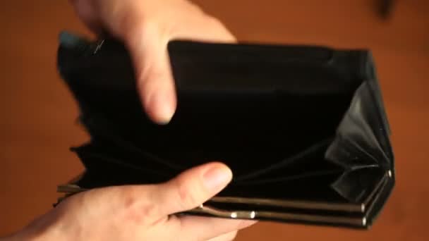 Woman shows her empty wallet. Bankruptcy. Bankruptcy - Person holding an empty wallet. businesswoman holding looking into empty wallet. The concept of poverty. — Stock Video