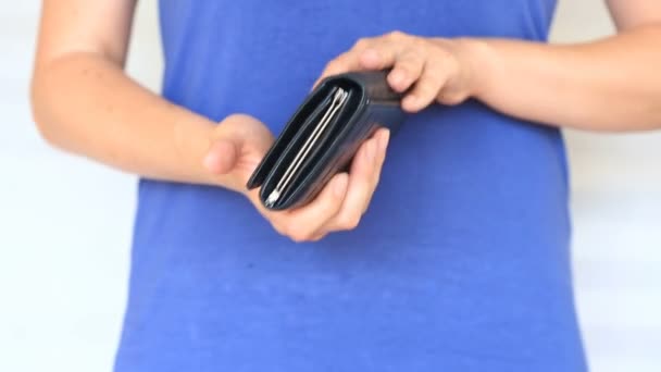 Mujer muestra su cartera vacía. Bancarrota. Bancarrota - Persona que sostiene una cartera vacía. Mujer de negocios mirando en la billetera vacía. El concepto de pobreza . — Vídeo de stock