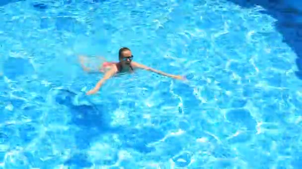 プールで水を楽しむ金髪きれいな女性。上からの眺め — ストック動画