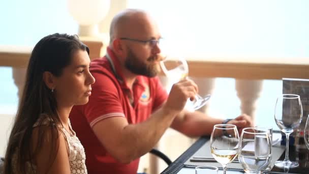 Camarero sirve mesa de banquete. Pareja en un restaurante. Beber vino — Vídeos de Stock